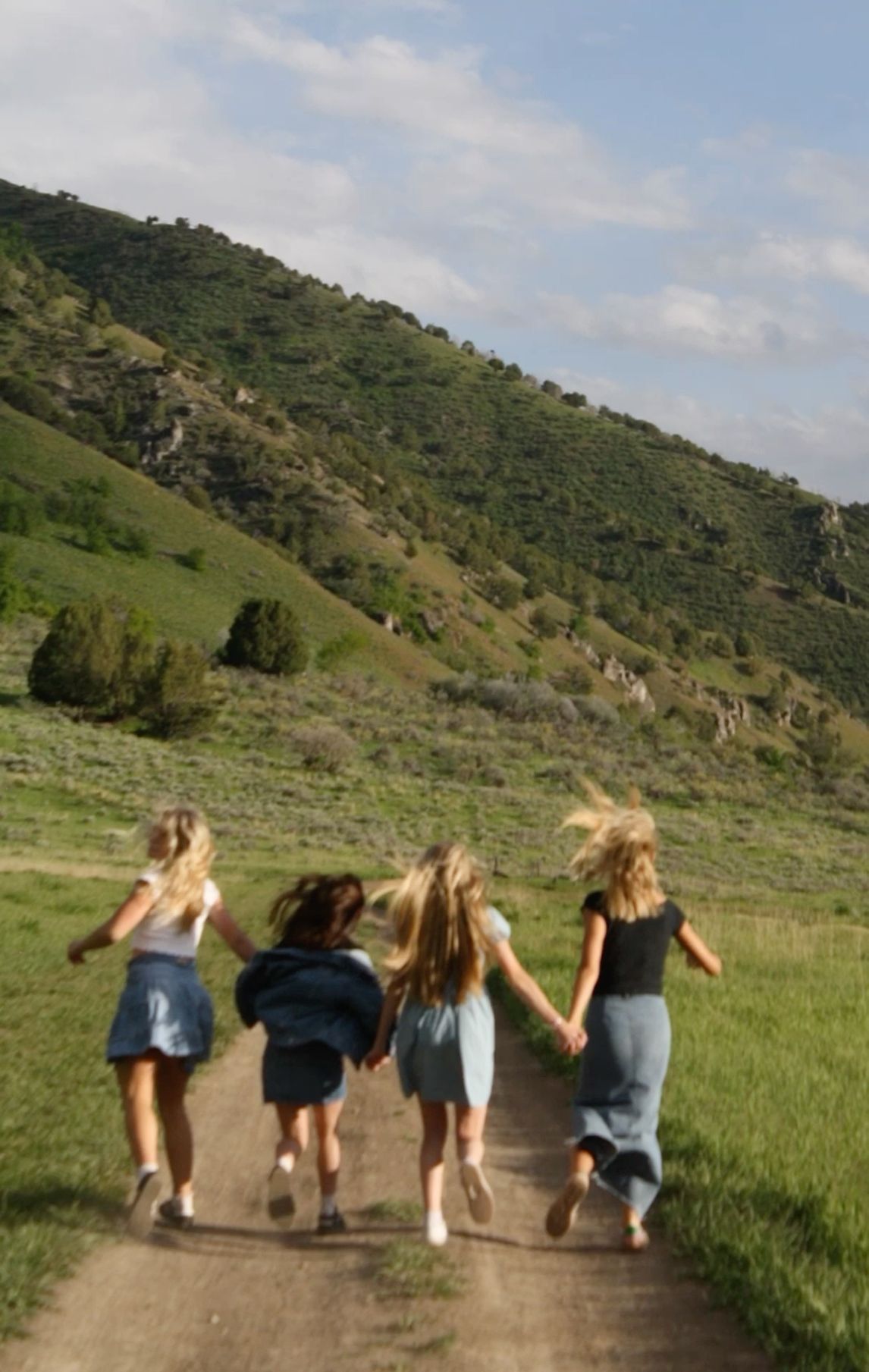 Groep in beweging langs een warm gekleurde horizon
